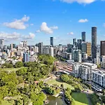 Stylish Parklands & City Retreat - Stunning Views, Gym, Pool, Private Carpark, Walk To Suncorp Stadium