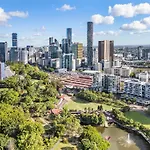 Stylish Parklands & City Retreat - Stunning Views, Gym, Pool, Private Carpark, Walk To Suncorp Stadium