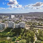 Stylish Parklands & City Retreat - Stunning Views, Gym, Pool, Private Carpark, Walk To Suncorp Stadium