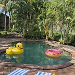 Hotel Leafy Retreat Near Shops Motorway Access By Custom Hosting *