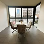 Modern 2Br In Brisbane Cbd | Pool | Gym | Parking