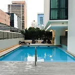 Modern 2br In Cbd | Pool | Gym | Parking Brisbane