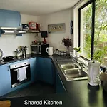 Nicole Guest House - Private Room & Bathroom - 6Kms From City