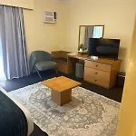 Leafy Retreat Near Shops Motorway Access By Custom Hosting