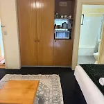 Hotel Leafy Retreat Near Shops Motorway Access By Custom Hosting Brisbane