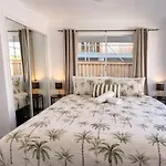 2Br Chic Urban Escape In Norman Park Near Bne With Parking