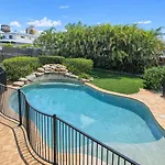 Bayside Queenslander High Ceilings Family-Friendly