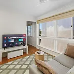 Coastal Wynnum Home Near Plaza And City Connections