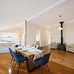 Bayside Queenslander High Ceilings Family-Friendly