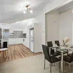 Coastal Wynnum Near Plaza And Connections *