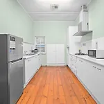 Holiday home Pet Friendly Budget Walk To Gabba Hospital *