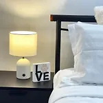 Self-Contained Studio I Near Westfield Chermside