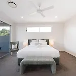 Holiday home Scenic Views With Pool And Elegant 5br *