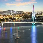 Skyline Escape - 3 Bedroom With River Views Apartment