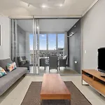 Hamilton Riverside Apt With Balcony & Pool