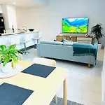 Cozy Valley In A Prime Location Apartment