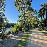 Breezy Entire 2 Bedroom Unit Floor Next To Uq