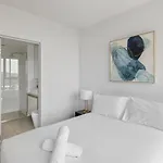 Lights Retreat - Fortitude Valley Apartment