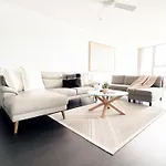 One Sky - Sleep 6 - Pools Cinema Sauna Gym Free Parking Apartment *
