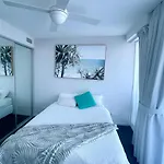Walk To Street Peaceful Stay-heated Pool Apartment Brisbane