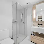 Apartment Landmark Queens Wharf 1br Wit Pool Gym And View