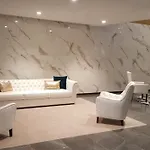 Penthouse-Top Floor With Pool & City Views