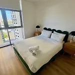 Skyline Escape - 3 Bedroom With River Views Apartment Brisbane