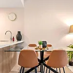 Apartment St Modern 1br Pool Parking