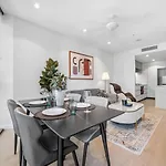 Landmark Queens Wharf 1br Wit Pool Gym And View Brisbane