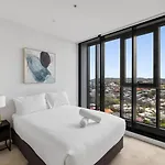 Lights Retreat - Fortitude Valley Apartment