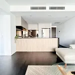 Apartment One Sky - Sleep 6 - Pools Cinema Sauna Gym Free Parking *
