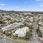 Lovely 3-Bed With Alfresco Dining By Custom Bnb Hosting