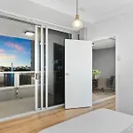 Apartment Skyline Escape - 3 Bedroom With River Views *