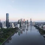 Stylish Brisbane Skytower Cbd Getaway - Skyline Pool, Gym, Fast Wi-Fi, River Walk, Botanical Gardens
