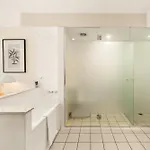 Riverside Living - Walk To Suncorp Stadium Apartment *