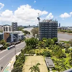 Modern 2Br Apartment On Coronation Drive, Toowong
