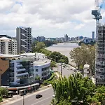 Modern 2Br Apartment On Coronation Drive, Toowong