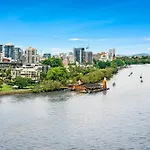 Tropical City Escape On Brisbane River