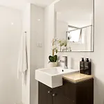 Riverside Living - Walk To Suncorp Stadium Apartment *