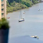 Story Bridge River Views, Pool, Sauna And Parking Apartment