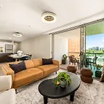 Riverside Living - Walk To Suncorp Stadium Apartment