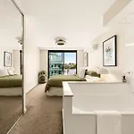 Riverside Living - Walk To Suncorp Stadium Apartment