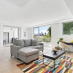 Sleek 1-Bed With Rooftop Pool & Amazing City Views