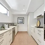 Sleek 1-Bed With Rooftop Pool & Amazing City Views