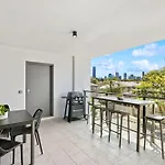 Sleek 1-Bed With Rooftop Pool & Amazing City Views
