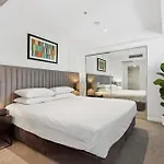 Sleek 1-Bed With Rooftop Pool & Amazing City Views