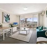 Sunny Poolside Retreat In The Heart Of The Valley Brisbane