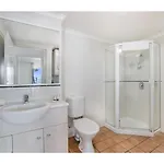 Sunny Poolside Retreat In The Heart Of The Valley Brisbane