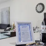 Sk2 - Charming Skyline Cbd W River Views 3 Bedroom Private Apartment