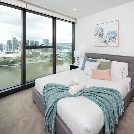 1404 Sophistication And Luxury On The River By Stylish *